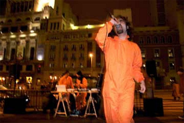 Guantalibanes para Guantanamera, performance de Alonso Gil (Madrid-España, 2007)