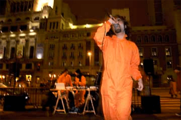 Guantalibanes para Guantanamera, performance de Alonso Gil (Madrid-España, 2007)