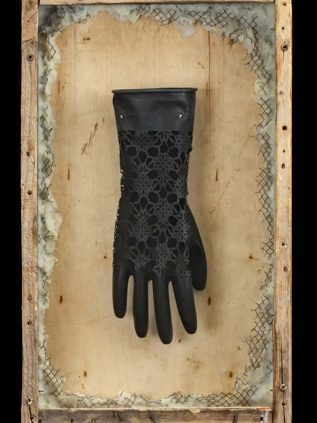 Adrián Gaitán – Sin Título,  de la serie de los guantes negros | Arte Colombiano